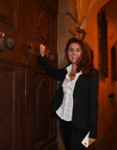 Il sindaco Susanna Ceccardi bussa alla porta del Comune di Cascina.