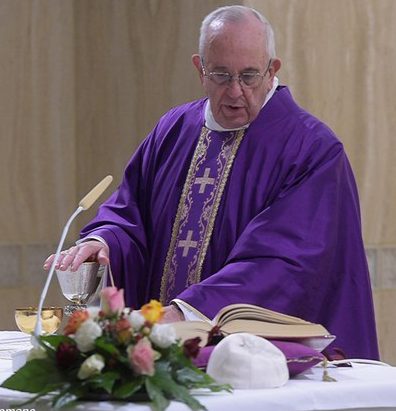 Disturba a papa Francesco che un prete si vesta da prete? – Il fumo di  Satana