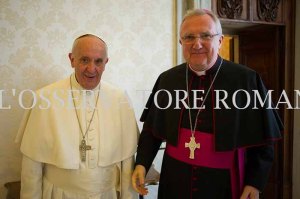 Mons. Arthur Roche e papa Francesco.